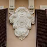 ...e all�altezza del terzo piano, l�emblema dello stemma sabaudo