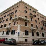 Progettato nel 1928 e inaugurato il 28 ottobre del 1930, si presenta con un color rosa chiaro che si alterna al bianco dei balconi, dell�ingresso e della parte inferiore in bugnato
