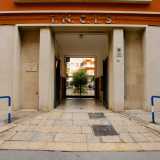 Area che comunica con l�altro ingresso presente in via Murat 51/F, aperto negli anni 50 dopo la costruzione di un�ulteriore palazzina di color rosso su cui campeggia la scritta INCIS