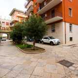 Anche in questo palazzo si trova un cortile (in parte giardino in parte parcheggio) che permette l�accesso ai 40 appartamenti