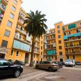 Varcando l�ingresso accediamo al cortile interno, oggi adibito a parcheggio, ma un tempo concepito come giardino condominiale