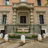 In entrambi i casi il balconcino, formato da piccole colonne, � racchiuso da due pilastri che alternano cilindri e parallelepipedi leggermente bugnati. Una preziosa struttura che si va poi a congiungere con la balconata del primo piano