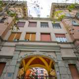 L�altro Incis, quello collocato al civico 8 di corso Vittorio Veneto, presenta elementi architettonici pi� particolari. Di color rosa chiaro, � costituito da due corpi di fabbrica simmetrici, collegati tra di loro da un terzo corpo centrale che accoglie l�ingresso