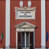 Al centro spicca poi la targa sulla quale � impresso il nome di Palazzo del Governo, perch� l�edificio � sede del prefetto, rappresentante dello Stato sul territorio della citt� metropolitana