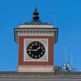 Il prospetto termina con un cornicione sul quale svetta il torrione con l'orologio, uno degli otto orologi da torre della citt� e l'unico a essere ancora oggi regolato manualmente