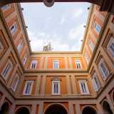 ...e poi nel cortile interno adibito a parcheggio, avvolto da una serie di archi che permettono l�accesso a vari ambienti del complesso