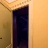 Ma prima di lasciare l�edificio ci imbattiamo in un�ultima inattesa sorpresa. Percorrendo un stretto corridoio giungiamo infatti davanti a due porticine... 