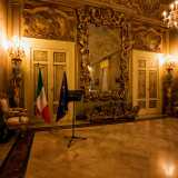 A parte l�importanza storica la stanza merita per� una visita per il suo splendore, dato da un tripudio di dettagli e decorazioni. A partire dalla luminosit� fornita dai candelabri situati a quattro angoli...