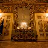 A dominare la scena sono per� i due enormi specchi situati alle estremit� dell�ambiente... 