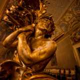 Le indorature delle specchiere sono abbondanti e molto curate, con eleganti figure di putti, ippogrifi e adoni