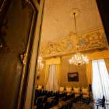 Attraverso le scale saliamo ora al piano nobile, quello che ospita gli ambienti importanti di tutta la struttura. Apriamo cos� una porta decorata con fregi dorati e verdi...