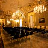 ...che ci conduce nella pi� elegante ambiente di tutto l'edificio: il �Salone delle Feste�, chiamato cos� per aver ospitato importanti ricevimenti sia dei Borbone che dei Savoia  