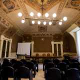 ...ci permette poi di entrare nella sobria �sala degli stemmi�, dedicata interamente agli emblemi delle citt� capoluogo di provincia della Puglia e ai comuni baresi