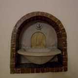 Qui, in un�anticamera, troviamo la prima delle tre fontanelle che appartenevano all�antico convento. Ce ne sono una per piano, tutte alloggiate in un�apposita nicchia