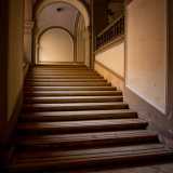 Saliamo cos� i gradini circondati da balaustre in stile rinascimentale per giungere al primo piano