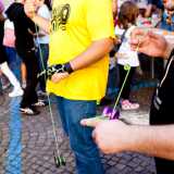 Due giocatori si sfidano con lo yoyo durante un festival a Verona