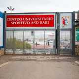 ...l� dove campeggia la sua insegna bianco e rossa e il simbolo del cavalluccio marino