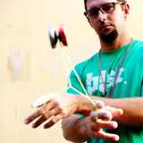 Verona, un giocatore si esibisce con lo yoyo durante un festival