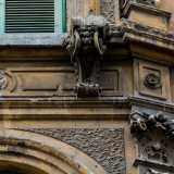 Sul grande balcone patronale la finestra � arricchita ai lati da lesene e falsi capitelli con foglie...