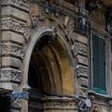 ...quelli pi� lunghi e grezzamente sbozzati si alternano ai pi� piccoli e lisci, andando a incorniciare le porte-finestre chiuse da persiane verdi