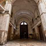 La poesia viene per� rotta dall�evidente decadimento di questo androne, che avrebbe urgente bisogno di un serio restauro: i muri risultano infatti consunti dal tempo e dall�umidit� e sono interrotti da porte murate o ormai chiuse da tempo