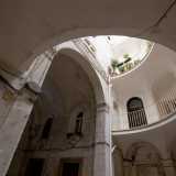 E alzando gli occhi capiamo di trovarci in un luogo diverso dagli altri. I tre livelli del palazzo sono infatti armoniosamente protetti da ringhiere in ferro battuto...