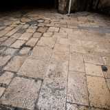 Ci ritroviamo cos� nell�androne, dal pavimento composto da larghe �chianche� brune...