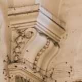 ...dove sei grandi pilastri con capitelli decorati sorreggono la volta a botte del soffitto