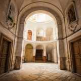 Basta per� fare qualche passo pi� avanti per ritrovarsi, dopo aver superato un imponente arco, in un ambiente ben pi� curato e quasi magico: un atrio circolare inondato completamente di luce