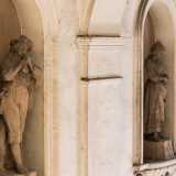 A completare il quadretto c�� poi una terza scultura che ritrae probabilmente un menestrello l� ad annunciare le nozze tra i due giovani