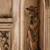 Renzo, dai capelli folti e ricci, � vestito con dei larghi calzoni, una lunga giacca ed un cappello con piuma d�oca sulla testa: sembra osservare pensieroso Lucia di fronte a s�...