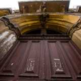Ci avviciniamo ora al grande portale in legno avvolto in un arco...