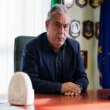 Saliamo all'ultimo piano dove ad attenderci c'� il comandante del presidio, il 56enne Vincenzo Ciani. �Da qui coordiniamo il lavoro di tutta la citt� metropolitana�,  spiega Ciani