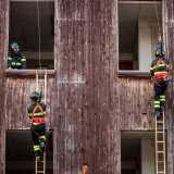 Li vediamo arrampicarsi uno alla volta come tanti "Spiderman" su un edificio usato appositamente per gli allenamenti