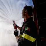 ...e spruzza il liquido prima in modo lineare, poi a raggio. Quest'ultima modalit� � necessaria in caso di incendi particolarmente vasti, per ripararsi dalle fiamme