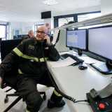  � una stanza dove lavorano quattro vigili davanti a una lunga scrivania, dotata di telefoni e monitor touch screen con i quali vengono organizzate le varie spedizioni di soccorso