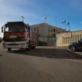 L'attuale sede del comando provinciale � in via Tupputi, nel rione Mungivacca. Proprio mentre ci apprestiamo ad attraversare l'ingresso principale vediamo uscire un'autopompa. Per una volta per� non si tratta di un'emergenza, bens� di un'esercitazione: sotto il parabrezza del veicolo c'� infatti la scritta "scuola guida"