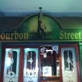 Ci dirigiamo ora sull�estramurale Capruzzi, dove all�angolo con viale Salandra si trova il Bourbon Street, aperto nel 1998. Il nome rimanda a una famosa via di New Orleans caratterizzata dai jazz club con musica dal vivo