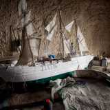 � alle prese con la costruzione di una nave bianca e verde con le vele spiegate: la gloriosa �Stella del mare del Duca degli Abruzzi�, di fine 800