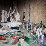 ...dove sono disposti forbici, vernici spray, colla, spago, tenaglie, taglierini e nastro adesivo