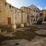 Se andate a visitare i resti della chiesa di Santa Maria del Buonconsiglio, a Bari Vecchia, noterete che al centro della parete in pietra che affianca le colonne del tempio si trova una porticina di color arancione