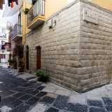 ...che poi una volta finiti espone nella sua casa in strada Arco dello Spirito Santo, sempre a Bari Vecchia
