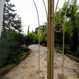 Da questo punto, comodamente seduti, si pu� contemplare l�imponente parco che circonda Villa Lucae: un angolo di paradiso situato �sotto� due delle arterie pi� trafficate della citt�, celato agli occhi degli ignari baresi
