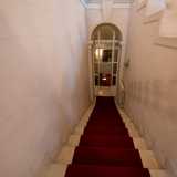 Non abbiamo per� il permesso per visitare le stanze chiuse dietro le bianche porte che si affacciano sull�atrio, per questo riscendiamo per andare a percorrere le due scalinate pi� piccole situate ai lati di quella maggiore che conducono al piano inferiore della villa