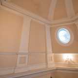 ...e le pareti sono tutto uno scandirsi preciso di lesene issate su basamenti quadrati ed aperture ad arco impostate su robusti pilastri e spesse trabeazioni