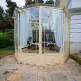 Sulla sinistra, adiacente alla struttura principale, si trova poi un elegante gazebo in stile liberty dai grandi vetri trasparenti impostati su uno scheletro in ferro color ocra, intervallato qua e l� da formelle colorate con motivi geometrici