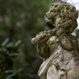 ...e statuette di putti intenti a suonare flauti o piccole cornucopie