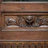 Due portoni, il primo giallo e il secondo in legno scuro segnato da piccole maschere apotropaiche, ci permettono di avere accesso all�interno, l� dove ci attende una grande sorpresa