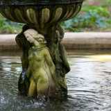 E superata la grande vasca centrale l� dove l�acqua sgorga da un catino decorato sorretto da sinuose figure femminili dai panneggi appena visibili...
