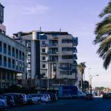 Le basse palazzine sulla sinistra lasciano il posto a un moderno complesso residenziale